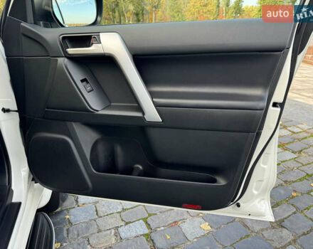 Белый Тойота Ленд Крузер Прадо, объемом двигателя 4 л и пробегом 22 тыс. км за 54999 $, фото 124 на Automoto.ua