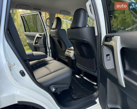 Белый Тойота Ленд Крузер Прадо, объемом двигателя 4 л и пробегом 22 тыс. км за 54999 $, фото 60 на Automoto.ua