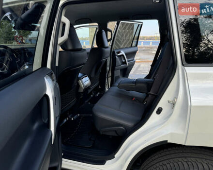 Белый Тойота Ленд Крузер Прадо, объемом двигателя 4 л и пробегом 22 тыс. км за 54999 $, фото 129 на Automoto.ua