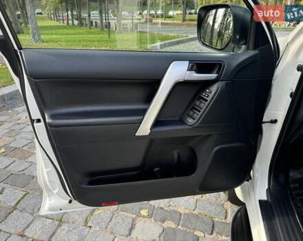 Белый Тойота Ленд Крузер Прадо, объемом двигателя 4 л и пробегом 22 тыс. км за 54999 $, фото 136 на Automoto.ua