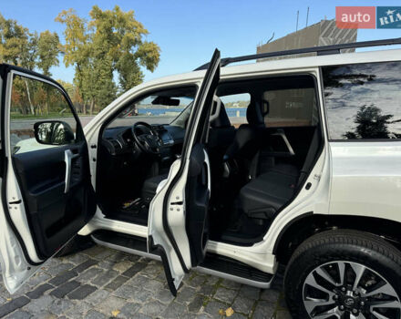 Белый Тойота Ленд Крузер Прадо, объемом двигателя 4 л и пробегом 22 тыс. км за 54999 $, фото 132 на Automoto.ua