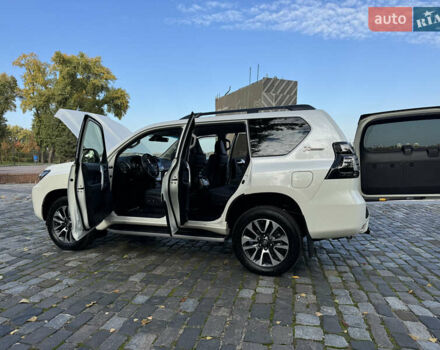 Белый Тойота Ленд Крузер Прадо, объемом двигателя 4 л и пробегом 22 тыс. км за 54999 $, фото 79 на Automoto.ua