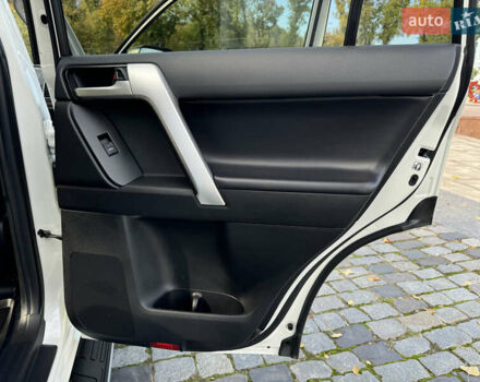 Белый Тойота Ленд Крузер Прадо, объемом двигателя 4 л и пробегом 22 тыс. км за 54999 $, фото 128 на Automoto.ua