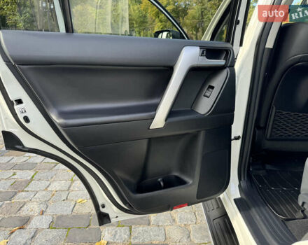 Белый Тойота Ленд Крузер Прадо, объемом двигателя 4 л и пробегом 22 тыс. км за 54999 $, фото 133 на Automoto.ua