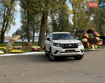 Белый Тойота Ленд Крузер Прадо, объемом двигателя 4 л и пробегом 22 тыс. км за 54999 $, фото 109 на Automoto.ua