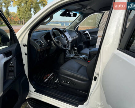 Белый Тойота Ленд Крузер Прадо, объемом двигателя 4 л и пробегом 22 тыс. км за 54999 $, фото 130 на Automoto.ua