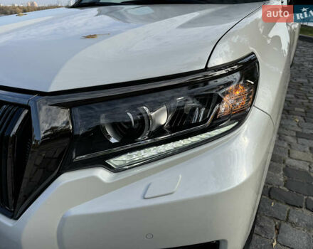 Белый Тойота Ленд Крузер Прадо, объемом двигателя 4 л и пробегом 22 тыс. км за 54999 $, фото 151 на Automoto.ua