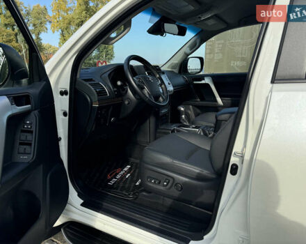 Белый Тойота Ленд Крузер Прадо, объемом двигателя 4 л и пробегом 22 тыс. км за 54999 $, фото 52 на Automoto.ua