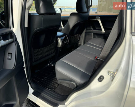 Белый Тойота Ленд Крузер Прадо, объемом двигателя 4 л и пробегом 22 тыс. км за 54999 $, фото 134 на Automoto.ua