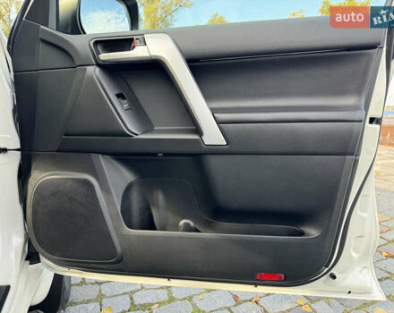 Белый Тойота Ленд Крузер Прадо, объемом двигателя 4 л и пробегом 22 тыс. км за 54999 $, фото 127 на Automoto.ua