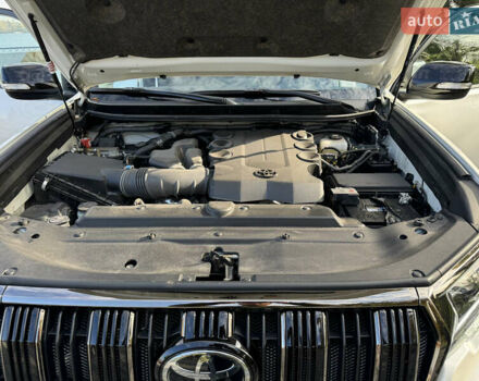 Белый Тойота Ленд Крузер Прадо, объемом двигателя 4 л и пробегом 22 тыс. км за 54999 $, фото 76 на Automoto.ua