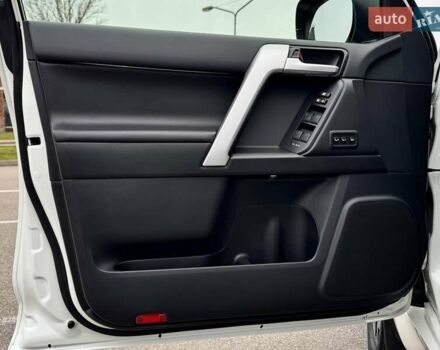 Белый Тойота Ленд Крузер Прадо, объемом двигателя 3.96 л и пробегом 43 тыс. км за 56500 $, фото 26 на Automoto.ua