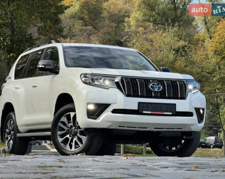 Белый Тойота Ленд Крузер Прадо, объемом двигателя 4 л и пробегом 22 тыс. км за 54999 $, фото 156 на Automoto.ua