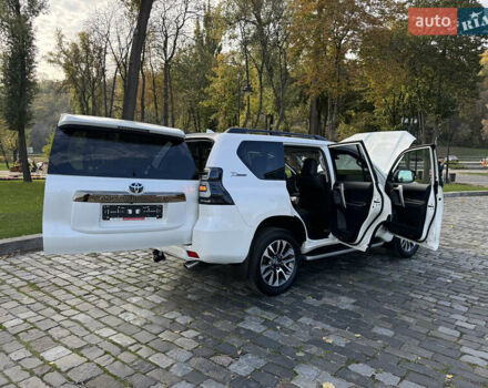 Белый Тойота Ленд Крузер Прадо, объемом двигателя 4 л и пробегом 22 тыс. км за 54999 $, фото 84 на Automoto.ua