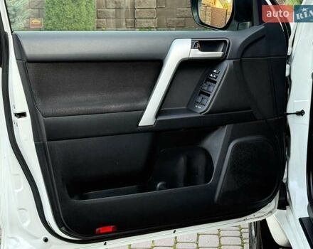 Белый Тойота Ленд Крузер Прадо, объемом двигателя 2.76 л и пробегом 37 тыс. км за 49900 $, фото 96 на Automoto.ua