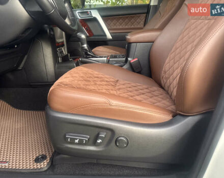 Белый Тойота Ленд Крузер Прадо, объемом двигателя 2.76 л и пробегом 28 тыс. км за 55500 $, фото 58 на Automoto.ua