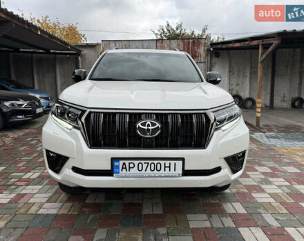 Тойота Ленд Крузер Прадо 2022 в Запорожье на Automoto.ua Белый Тойота Ленд Крузер Прадо, объемом двигателя 3.96 л и пробегом 15 тыс. км за 55000 $, фото 2 на Automoto.ua