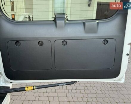 Белый Тойота Ленд Крузер Прадо, объемом двигателя 2.76 л и пробегом 37 тыс. км за 49900 $, фото 23 на Automoto.ua