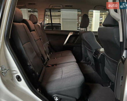 Белый Тойота Ленд Крузер Прадо, объемом двигателя 2.76 л и пробегом 33 тыс. км за 54000 $, фото 7 на Automoto.ua