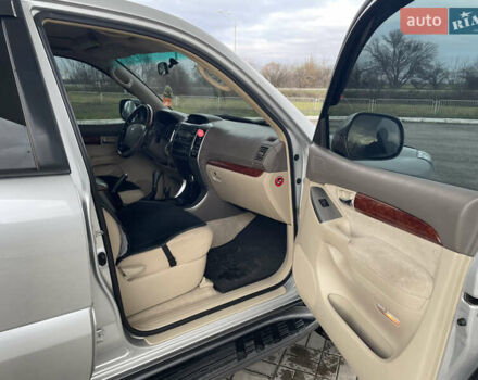 Серый Тойота Ленд Крузер Прадо, объемом двигателя 4 л и пробегом 198 тыс. км за 11500 $, фото 14 на Automoto.ua