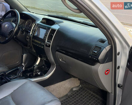 Сірий Тойота Ленд Крузер Прадо, об'ємом двигуна 4 л та пробігом 299 тис. км за 12999 $, фото 18 на Automoto.ua