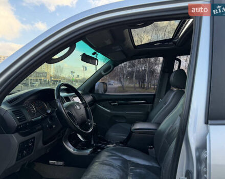 Сірий Тойота Ленд Крузер Прадо, об'ємом двигуна 4 л та пробігом 299 тис. км за 12999 $, фото 24 на Automoto.ua