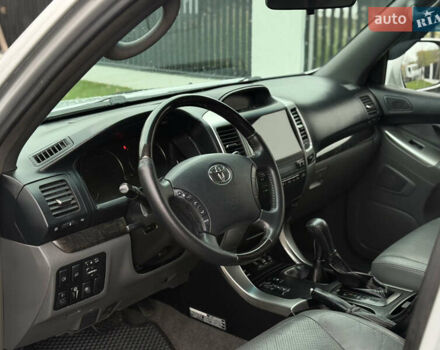 Серый Тойота Ленд Крузер Прадо, объемом двигателя 4 л и пробегом 330 тыс. км за 13350 $, фото 11 на Automoto.ua