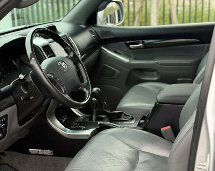 Серый Тойота Ленд Крузер Прадо, объемом двигателя 4 л и пробегом 330 тыс. км за 13350 $, фото 15 на Automoto.ua