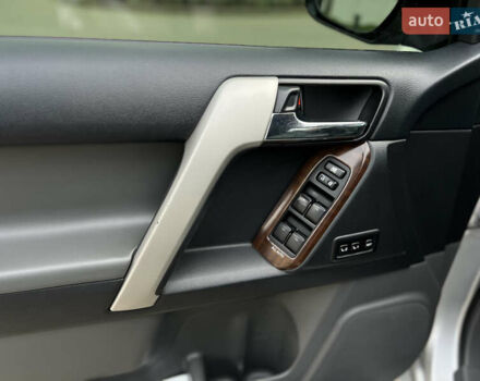 Серый Тойота Ленд Крузер Прадо, объемом двигателя 4 л и пробегом 220 тыс. км за 24300 $, фото 19 на Automoto.ua