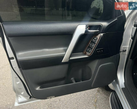 Серый Тойота Ленд Крузер Прадо, объемом двигателя 4 л и пробегом 256 тыс. км за 23900 $, фото 20 на Automoto.ua