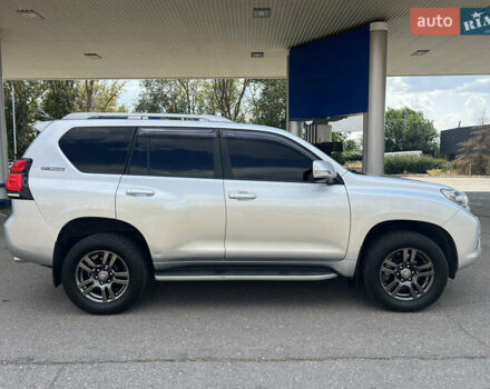 Серый Тойота Ленд Крузер Прадо, объемом двигателя 4 л и пробегом 256 тыс. км за 23900 $, фото 4 на Automoto.ua