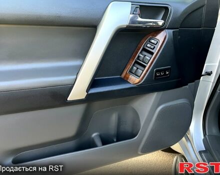 Серый Тойота Ленд Крузер Прадо, объемом двигателя 4 л и пробегом 272 тыс. км за 22700 $, фото 12 на Automoto.ua