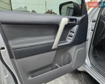 Серый Тойота Ленд Крузер Прадо, объемом двигателя 3 л и пробегом 281 тыс. км за 21900 $, фото 13 на Automoto.ua