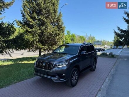 Тойота Ленд Крузер Прадо 2022 у Черкасах на Automoto.ua Сірий Тойота Ленд Крузер Прадо, об'ємом двигуна 3.96 л та пробігом 34 тис. км за 57500 $, фото 1 на Automoto.ua