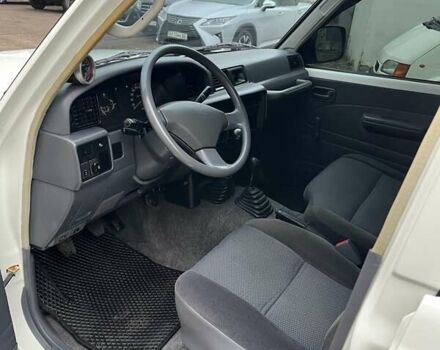 Белый Тойота Ленд Крузер, объемом двигателя 4.47 л и пробегом 321 тыс. км за 17000 $, фото 11 на Automoto.ua