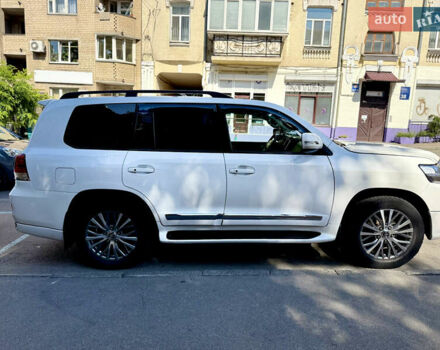 Белый Тойота Ленд Крузер, объемом двигателя 5.7 л и пробегом 300 тыс. км за 29999 $, фото 7 на Automoto.ua