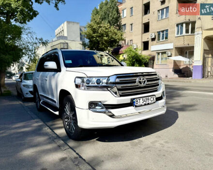 Белый Тойота Ленд Крузер, объемом двигателя 5.7 л и пробегом 300 тыс. км за 29999 $, фото 1 на Automoto.ua