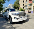 Белый Тойота Ленд Крузер, объемом двигателя 5.7 л и пробегом 300 тыс. км за 29999 $, фото 1 на Automoto.ua