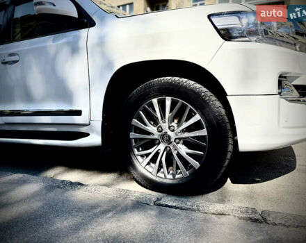 Белый Тойота Ленд Крузер, объемом двигателя 5.7 л и пробегом 300 тыс. км за 29999 $, фото 8 на Automoto.ua