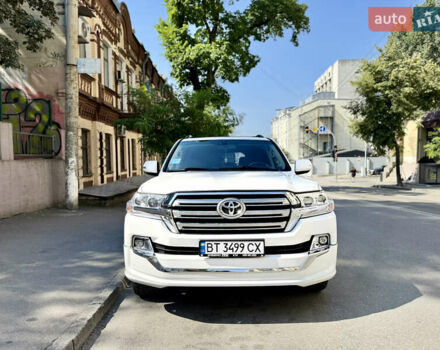 Белый Тойота Ленд Крузер, объемом двигателя 5.7 л и пробегом 300 тыс. км за 29999 $, фото 3 на Automoto.ua