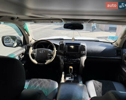 Белый Тойота Ленд Крузер, объемом двигателя 5.7 л и пробегом 300 тыс. км за 29999 $, фото 12 на Automoto.ua