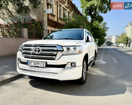 Белый Тойота Ленд Крузер, объемом двигателя 5.7 л и пробегом 300 тыс. км за 29999 $, фото 2 на Automoto.ua