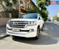 Белый Тойота Ленд Крузер, объемом двигателя 5.7 л и пробегом 300 тыс. км за 29999 $, фото 2 на Automoto.ua