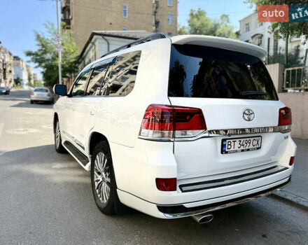 Белый Тойота Ленд Крузер, объемом двигателя 5.7 л и пробегом 300 тыс. км за 29999 $, фото 4 на Automoto.ua