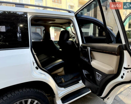 Белый Тойота Ленд Крузер, объемом двигателя 5.7 л и пробегом 300 тыс. км за 29999 $, фото 10 на Automoto.ua