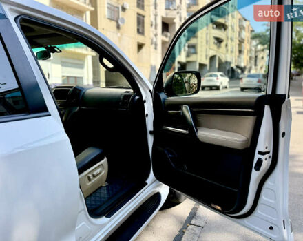 Белый Тойота Ленд Крузер, объемом двигателя 5.7 л и пробегом 300 тыс. км за 29999 $, фото 11 на Automoto.ua