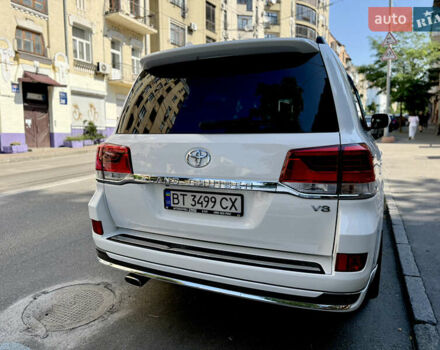 Белый Тойота Ленд Крузер, объемом двигателя 5.7 л и пробегом 300 тыс. км за 29999 $, фото 6 на Automoto.ua