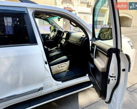 Белый Тойота Ленд Крузер, объемом двигателя 5.7 л и пробегом 300 тыс. км за 29999 $, фото 9 на Automoto.ua