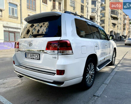 Белый Тойота Ленд Крузер, объемом двигателя 5.7 л и пробегом 300 тыс. км за 29999 $, фото 5 на Automoto.ua