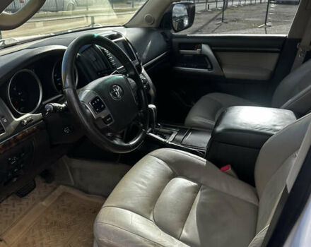 Белый Тойота Ленд Крузер, объемом двигателя 5.7 л и пробегом 160 тыс. км за 23500 $, фото 9 на Automoto.ua